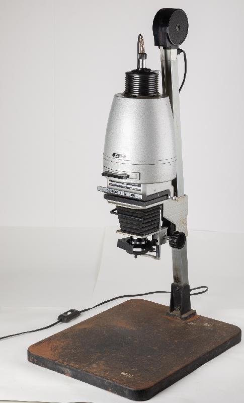 The Public Records Office is holding the "Identity Card - A Timeless Proof" exhibition from today (August 23) to introduce the evolution of the Hong Kong identity card (ID card), through which the changes of society and the advancement of technological development can be traced. Photo shows an enlarger for the production of ID card photos from around the 1970s.