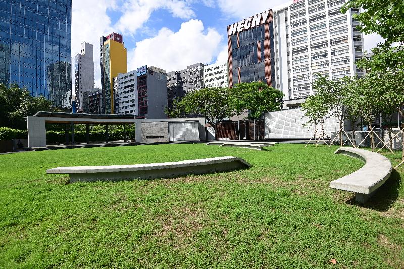 The refurbished Hoi Bun Road Park in Kwun Tong will reopen tomorrow (August 25) for public use. Photo shows landscaped areas with multi-purpose lawns and tree planting.