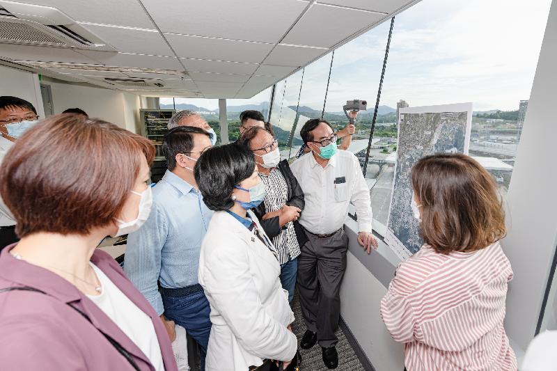 The Legislative Council Panel on Development visited New Territories North (NTN) today (August 24).  Members go atop the Hong Kong Police Force observation tower at Heung Yuen Wai Boundary Control Point and receive a briefing on the development plan of the NTN New Town.