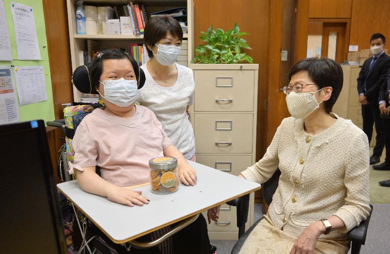 The Chief Executive, Mrs Carrie Lam, today (August 24) visited Miss Josy Chow, who is on a short-term internship at the Labour Department, at Harbour Building, Sheung Wan. Photo shows Mrs Lam (right) chatting with Josy (left) and her mother (centre).