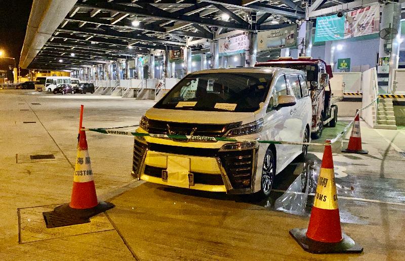 Hong Kong Customs mounted an operation codenamed "Interceptor" this month and successfully detected a suspected money laundering case involving about $170 million while five men were arrested. This is the first time Customs has detected a money laundering case of cross-boundary vehicle drivers assisting in money laundering activities. Photo shows the cross-boundary private car driven by one of the arrested cross-boundary vehicle drivers.