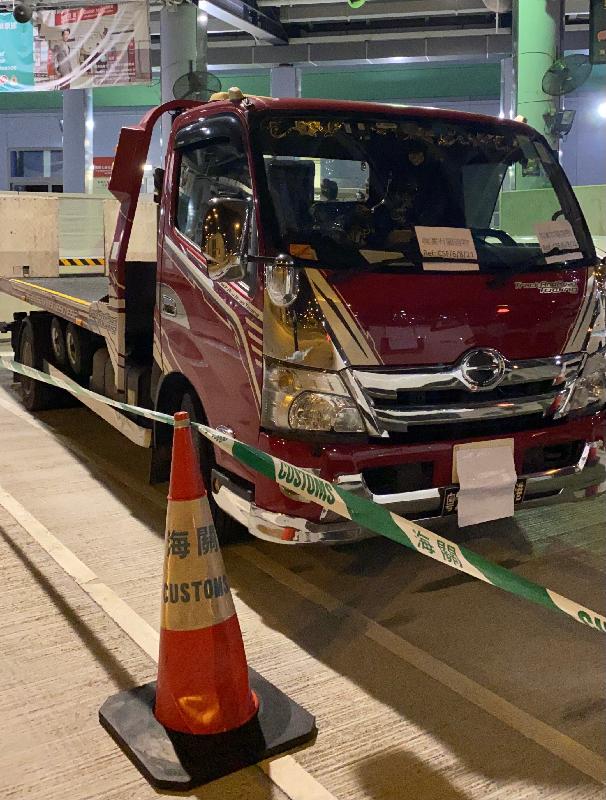 Hong Kong Customs mounted an operation codenamed "Interceptor" this month and successfully detected a suspected money laundering case involving about $170 million while five men were arrested. This is the first time Customs has detected a money laundering case of cross-boundary vehicle drivers assisting in money laundering activities. Photo shows the cross-boundary tow truck driven by one of the arrested cross-boundary vehicle drivers.