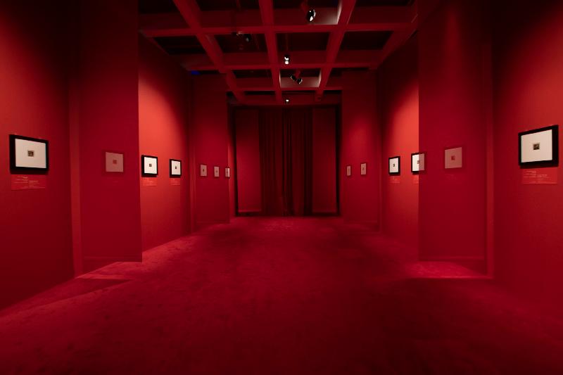 香港藝術館舉行的「超現實之外——巴黎龐比度中心藏品展」將於九月十五日結束。圖示在展覽的「無頭者」展區展出的攝影作品。