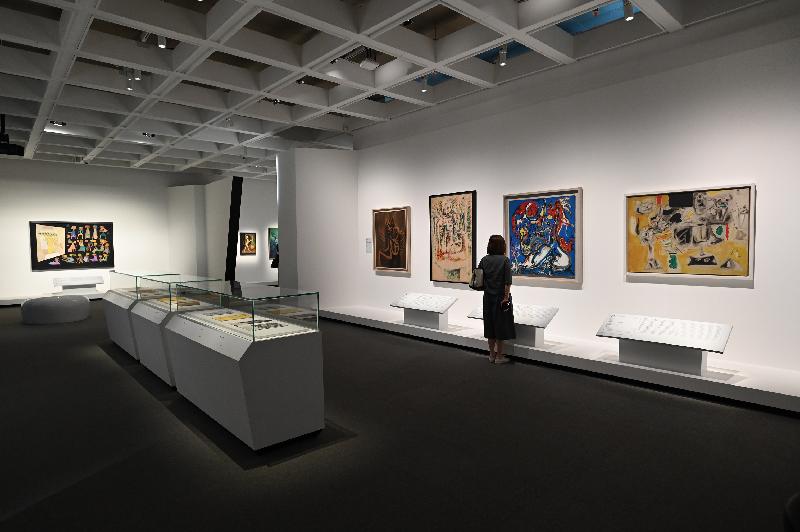 香港艺术馆举行的「超现实之外——巴黎庞比度中心藏品展」将于九月十五日结束，展览展出117件精选画作、雕塑、摄影作品及文献资料。
