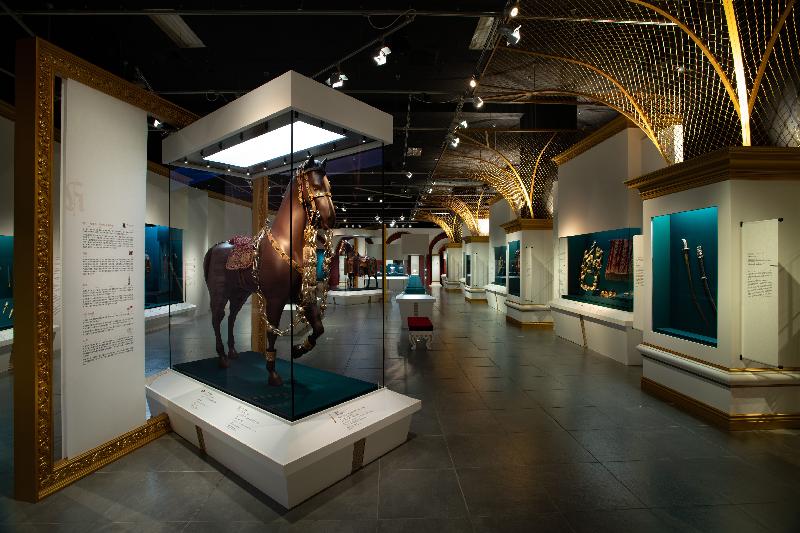 现正于香港文化博物馆举行的「圣耀皇权──俄罗斯皇家珍品展」将于八月二十九日（星期日）结束。图示在骏马模型上展示的仪仗马具。