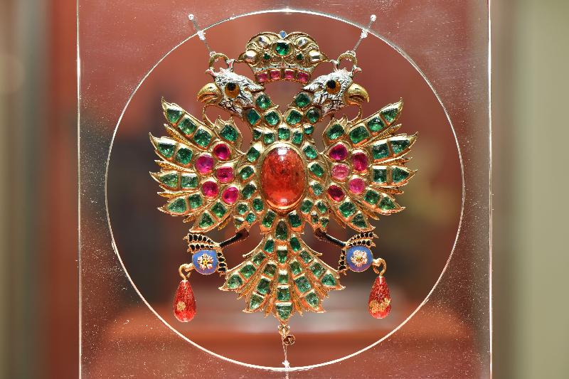 现正于香港文化博物馆举行的「圣耀皇权──俄罗斯皇家珍品展」将于八月二十九日（星期日）结束。图示饰有俄罗斯国徽的双头鹰吊饰。