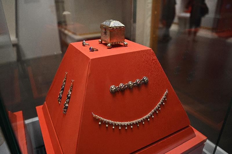 現正於香港文化博物館舉行的「聖耀皇權──俄羅斯皇家珍品展」將於八月二十九日（星期日）結束。圖示一個小銀匣及皇后的珠寶。