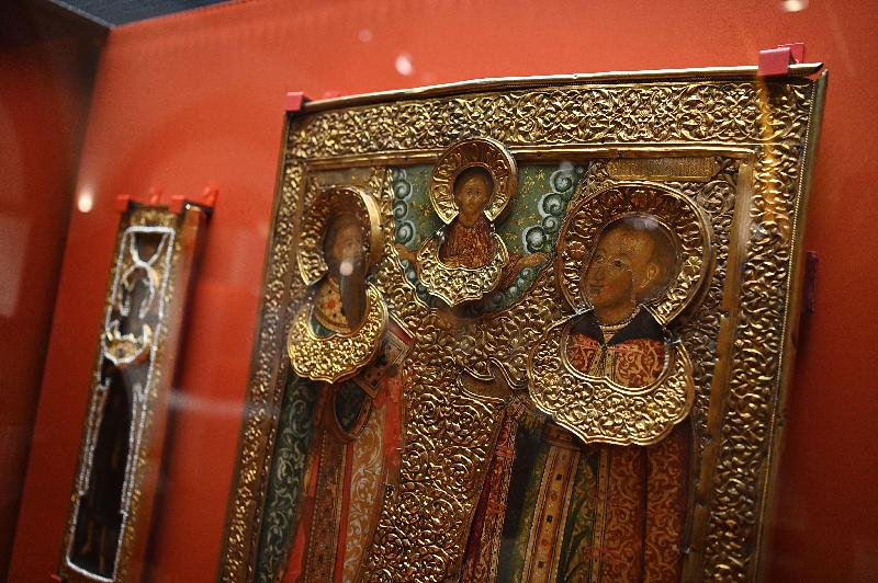 现正于香港文化博物馆举行的「圣耀皇权──俄罗斯皇家珍品展」将于八月二十九日（星期日）结束。图示「殉道者圣瓦西里和瓦西里．米哈伊洛维奇皇子」圣像及圣像外框（右）及「圣阿列克谢」论尺圣像及圣像外框（左）。