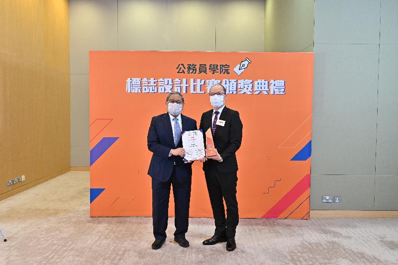 The Civil Service College Logo Design Competition award presentation ceremony was held at Central Government Offices today (August 26). Photo shows the Chairman of the Civil Service Training Advisory Board, Dr Victor Fung (left), presenting the Gold Award to Senior Architect of the Housing Department Mr Wong Shiu-tao.