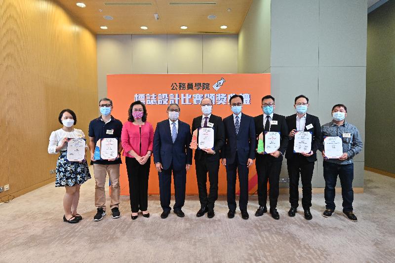 The Civil Service College Logo Design Competition award presentation ceremony was held at Central Government Offices today (August 26). Photo shows the Chairman of the Civil Service Training Advisory Board, Dr Victor Fung (fourth left); the Secretary for the Civil Service, Mr Patrick Nip (fourth right); and the Permanent Secretary for the Civil Service, Mrs Ingrid Yeung (third left), with the winners.