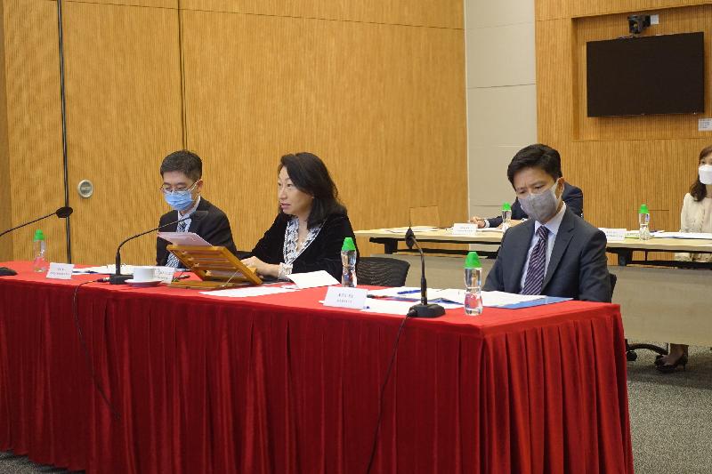 The plaque unveiling ceremony for the Working Group on the Greater Bay Area Mediation Platform, established by the Guangdong, Hong Kong Special Administrative Region (SAR) and Macao SAR legal departments, was held today (August 26). Photo shows the Secretary for Justice, Ms Teresa Cheng, SC (centre), speaking at the ceremony.