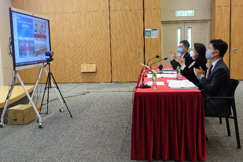 The plaque unveiling ceremony for the Working Group on the Greater Bay Area Mediation Platform, established by the Guangdong, Hong Kong Special Administrative Region (SAR) and Macao SAR legal departments, was held today (August 26). Photo shows the Secretary for Justice, Ms Teresa Cheng, SC (centre), attending the ceremony via online means.