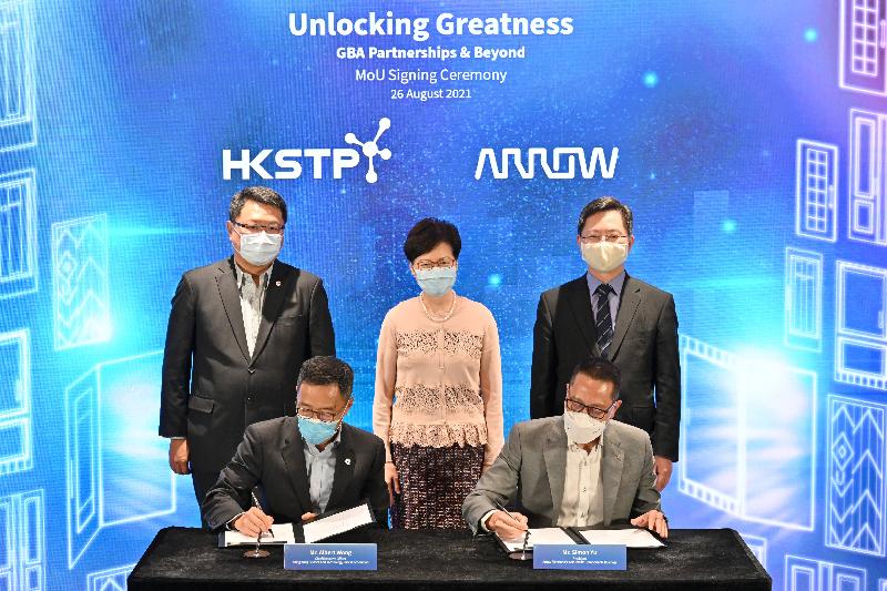 The Chief Executive, Mrs Carrie Lam, attended the "Unlocking Greatness" Memorandum of Understanding Signing Ceremony between the Hong Kong Science and Technology Parks Corporation (HKSTPC) and industry leaders today (August 26). Photo shows Mrs Lam (back row, centre); the Secretary for Innovation and Technology, Mr Alfred Sit (back row, right); and the Chairman of the Board of Directors of the HKSTPC, Dr Sunny Chai (back row, left), witnessing the signing by the Chief Executive Officer of the HKSTPC, Mr Albert Wong (front row, left), and the President of Asia Pacific Components Business of Arrow Electronics, Mr Simon Yu (front row, right).