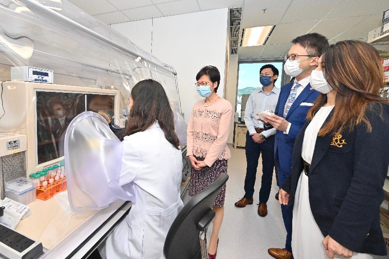 The Chief Executive, Mrs Carrie Lam, today (August 26) visited the research centres established under the InnoHK research clusters at the Hong Kong Science Park. Photo shows Mrs Lam (second left), accompanied by the Dean of the Faculty of Medicine of the Chinese University of Hong Kong, Professor Francis Chan (second right), touring the Microbiota I-Center.