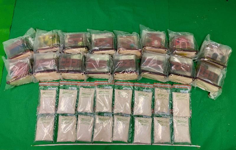 ​香港海關八月二十五日在香港國際機場檢獲約八公斤懷疑可卡因，估計市值約九百三十萬元。圖示檢獲的懷疑可卡因和用作收藏毒品的工藝品。