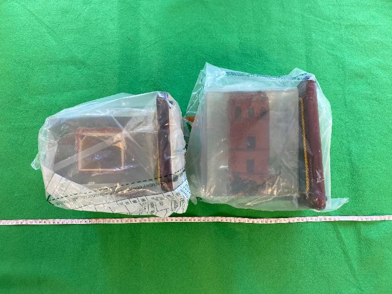 ​香港海關八月二十五日在香港國際機場檢獲約八公斤懷疑可卡因，估計市值約九百三十萬元。圖示案中用作收藏懷疑可卡因的工藝品。