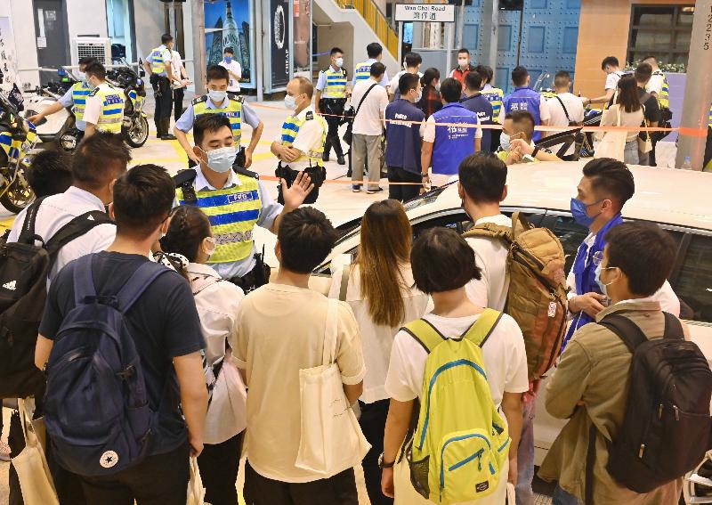 警隊今日（八月二十九日）在香港警察學院舉辦「警察招募‧體驗日」。圖示警隊護送組隊員向參加者介紹其工作。