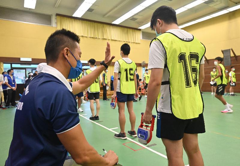 警隊今日（八月二十九日）在香港警察學院舉辦「警察招募‧體驗日」。圖示參加者親身體驗入職體能測試。