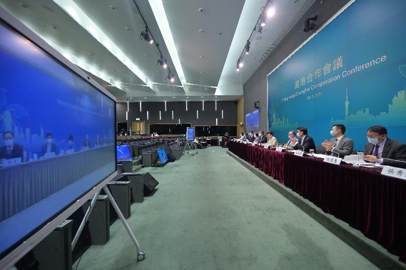 香港特别行政区行政长官林郑月娥（右五）率领的港方代表团，与上海市市长龚正率领的沪方代表团今日（八月三十日）以网上视像形式举行沪港合作会议第五次会议。