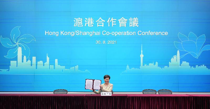 The Chief Executive of the Hong Kong Special Administrative Region (HKSAR), Mrs Carrie Lam, and the Mayor of Shanghai, Mr Gong Zheng, leading the delegations of the HKSAR and Shanghai respectively, co-chaired the 5th Plenary Session of the Hong Kong/Shanghai Co-operation Conference through video conferencing today (August 30). Mrs Lam and Mr Gong signed the "Co-operation Memorandum of the Fifth Plenary Session of the Hong Kong/Shanghai Co-operation Conference" at the meeting.