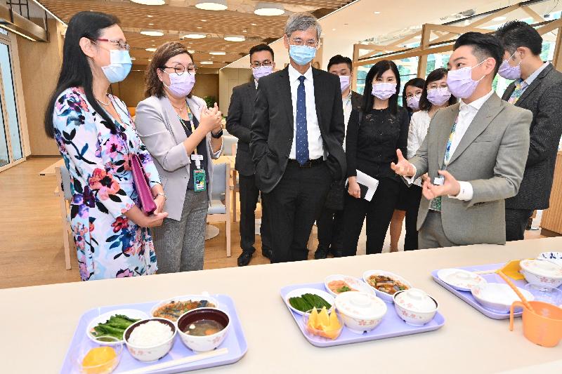 The Secretary for Labour and Welfare, Dr Law Chi-kwong, today (August 31) visited Forward Living in Tuen Mun, which is the first purpose-built residential care home for the elderly (RCHE) under the Scheme to Encourage Provision of RCHE Premises in New Private Developments. Photo shows Dr Law (front row, third left) and the Permanent Secretary for Labour and Welfare, Ms Alice Lau (front row, first left), being briefed by the Managing Director of Culture Homes (the operator of the RCHE), Ms Stephanie Law (front row, first right), on nutritional soft meals provided for elderly persons with swallowing difficulty.