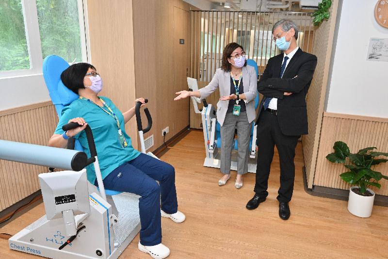 The Secretary for Labour and Welfare, Dr Law Chi-kwong, today (August 31) visited Forward Living in Tuen Mun, which is the first purpose-built residential care home for the elderly (RCHE) under the Scheme to Encourage Provision of RCHE Premises in New Private Developments. Photo shows Dr Law (right) being briefed by a staff member of the RCHE on exercise equipment.