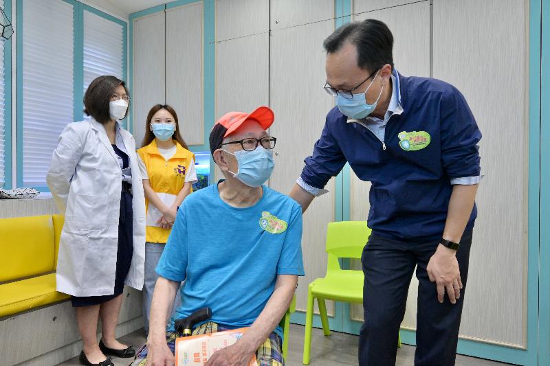 The Secretary for the Civil Service, Mr Patrick Nip, visited Haven of Hope Christian Service District Elderly Community Service - Kin Ming Centre in Tseung Kwan O today (August 31) to view the administering of the Sinovac vaccine to elderly persons through the outreach service by a doctor enrolled under the vaccination subsidy scheme. Photo shows Mr Nip (first right) chatting with an elderly person who is about to receive his vaccination.