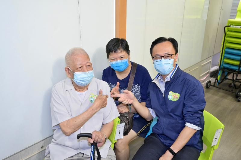 The Secretary for the Civil Service, Mr Patrick Nip, visited Haven of Hope Christian Service District Elderly Community Service - Kin Ming Centre in Tseung Kwan O today (August 31) to view the administering of the Sinovac vaccine to elderly persons through the outreach service by a doctor enrolled under the vaccination subsidy scheme. Photo shows Mr Nip (right) with a 95-year-old elderly person (left) who has received his vaccination.