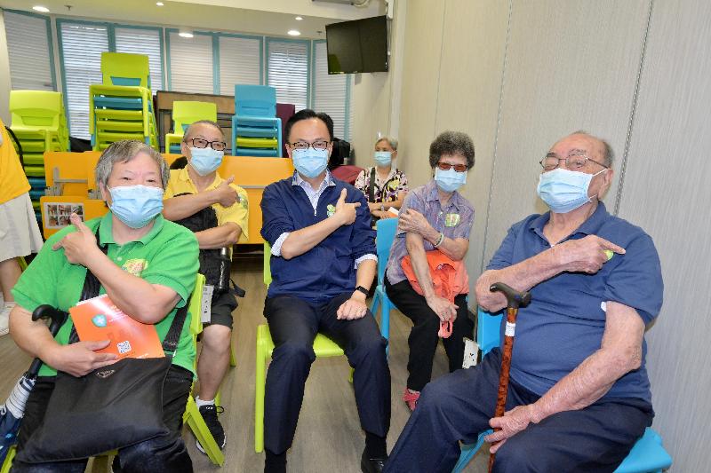 The Secretary for the Civil Service, Mr Patrick Nip, visited Haven of Hope Christian Service District Elderly Community Service - Kin Ming Centre in Tseung Kwan O today (August 31) to view the administering of the Sinovac vaccine to elderly persons through the outreach service by a doctor enrolled under the vaccination subsidy scheme. Photo shows Mr Nip (centre) with elderly persons who had received their vaccinations including a 93-year-old elderly person (first row, first right).