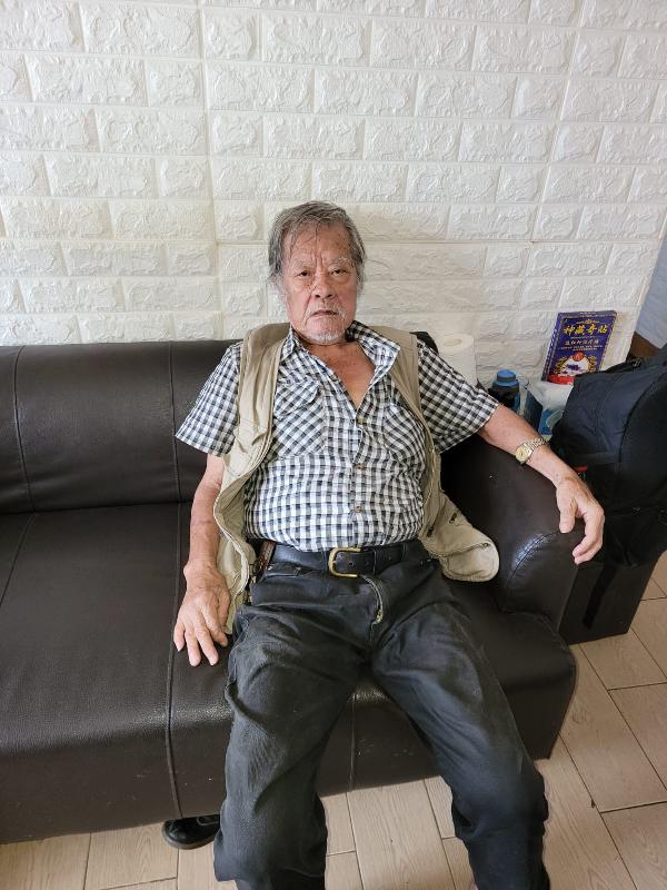 Sit Siu-kwong, aged 81, is about 1.5 metres tall, 45 kilograms in weight and of medium build. He has a round face with yellow complexion and short white hair. He was last seen wearing a checkered shirt, black jeans, black shoes and carrying a black backpack. 