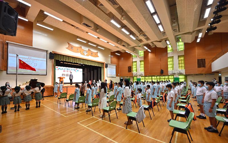 教育局局长杨润雄于今日（九月一日）开学日探访宝血会思源学校。图示杨润雄在开学礼与学生观看升挂国旗。