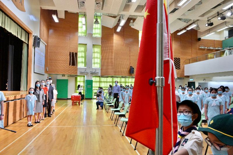 教育局局長楊潤雄於今日（九月一日）開學日探訪寶血會思源學校。圖示楊潤雄（左四）在開學禮與學生觀看升掛國旗。