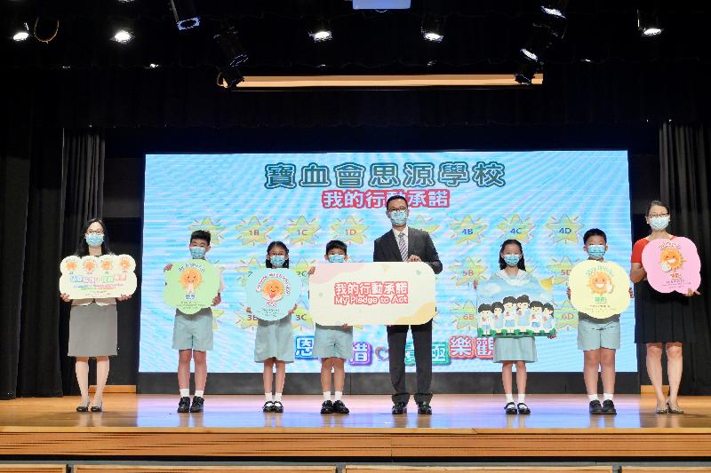 教育局局长杨润雄（右四）今日（九月一日）在宝血会思源学校开学礼，与该校校监游励明修女（左一）、校长郭敏仪（右一）及「我的行动承诺」计划大使合照。