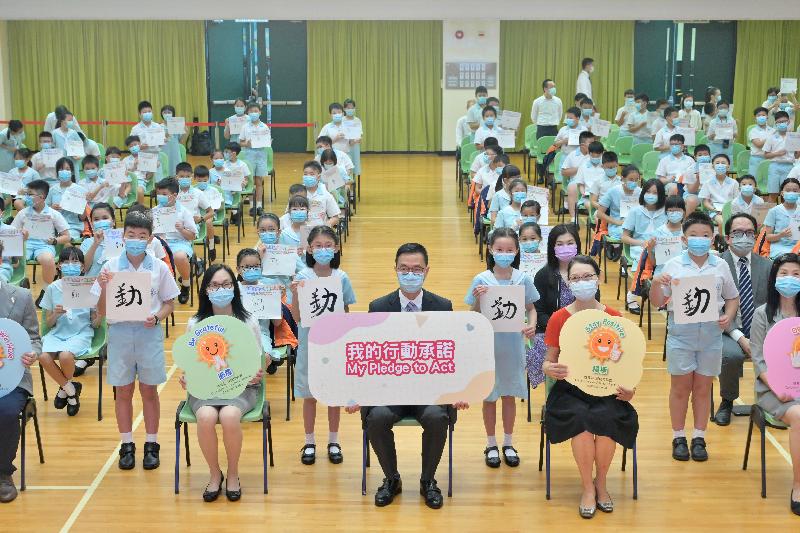 教育局局长杨润雄（中）今日（九月一日）在宝血会思源学校开学礼与师生合照。
