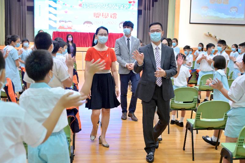 教育局局长杨润雄今日（九月一日）在宝血会思源学校开学礼向学生问好。