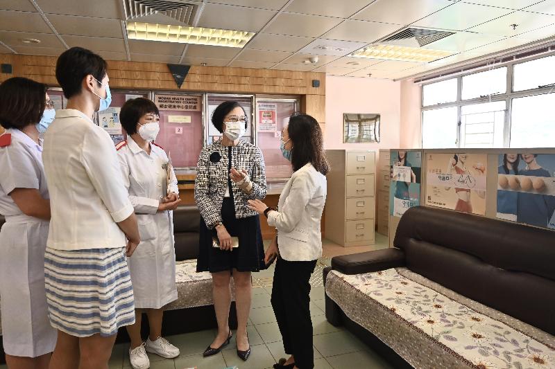The Government today (September 2) announced that starting from September 6, the Breast Cancer Screening Pilot Programme will be rolled out. Photo shows the Secretary for Food and Health, Professor Sophia Chan (second right), visiting the Department of Health's Lam Tin Woman Health Centre earlier to understand the centre's preparation for the Pilot Programme. 