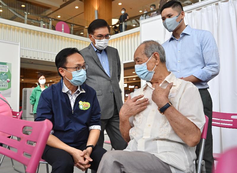 The Government's outreach vaccination team provided the BioNTech vaccination service to tenants of a shopping centre and members of the public at a temporary vaccination area in Lok Fu Place today (September 2). Photo shows the Secretary for the Civil Service, Mr Patrick Nip (first row, left), chatting with an elderly person participating in the vaccination event. Looking on is the Chief Executive Officer of Link Asset Management Limited, Mr George Hongchoy (back row, left).