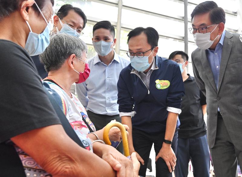 The Government's outreach vaccination team provided the BioNTech vaccination service to tenants of a shopping centre and members of the public at a temporary vaccination area in Lok Fu Place today (September 2). Photo shows the Secretary for the Civil Service, Mr Patrick Nip (second right), chatting with an elderly person participating in the vaccination event. Looking on is the Chief Executive Officer of Link Asset Management Limited, Mr George Hongchoy (first right).