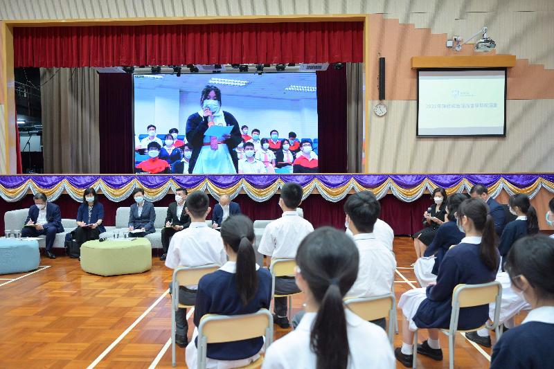 The Chief Executive, Mrs Carrie Lam, today (September 3) visited Po Leung Kuk Lo Kit Sing (1983) College in Tsing Yi. Photo shows Mrs Lam (third left) listening to views and suggestions of students on the upcoming Policy Address.
 
