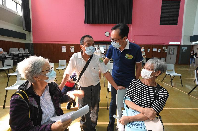 About 170 family members of residents of residential care homes for the elderly (RCHEs) participated in a health talk on vaccination in Lai Chi Kok in person or online, the first specifically held for relatives of RCHE residents today (September 4). During the talk, several volunteer doctors briefed the participants about information on the COVID-19 vaccines. Photo shows the Secretary for the Civil Service, Mr Patrick Nip (second right), chatting with participants of the event.