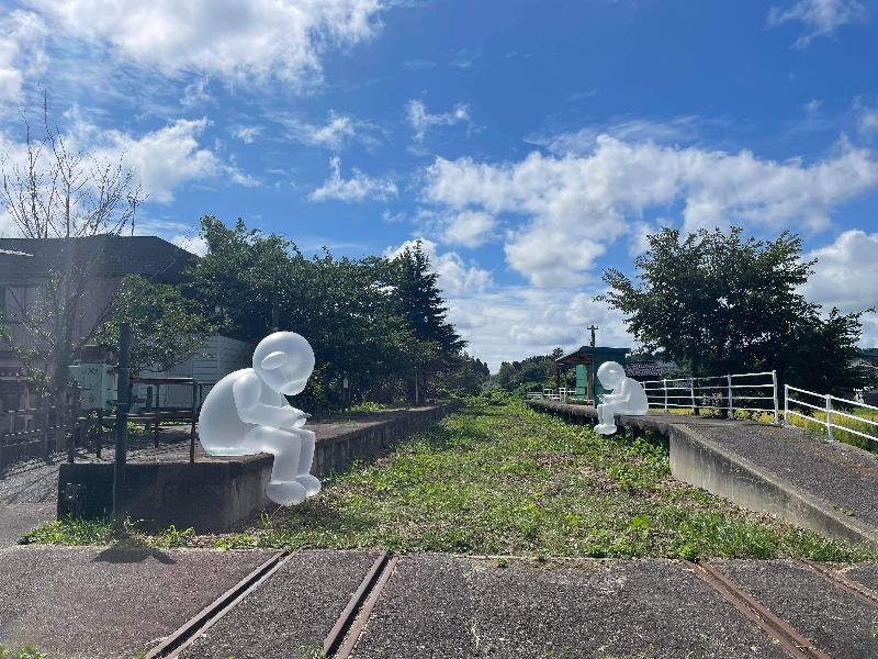 Station by the Sea at Oku-Noto Triennale - Residence and Exhibition Programme is being held at the former Ukai Station in the city of Suzu on the Noto Peninsula in Japan from September 4 to October 24. Photo shows the giant monkey installation designed by Hong Kong artist Dylan Kwok being displayed at the former Ukai Station.