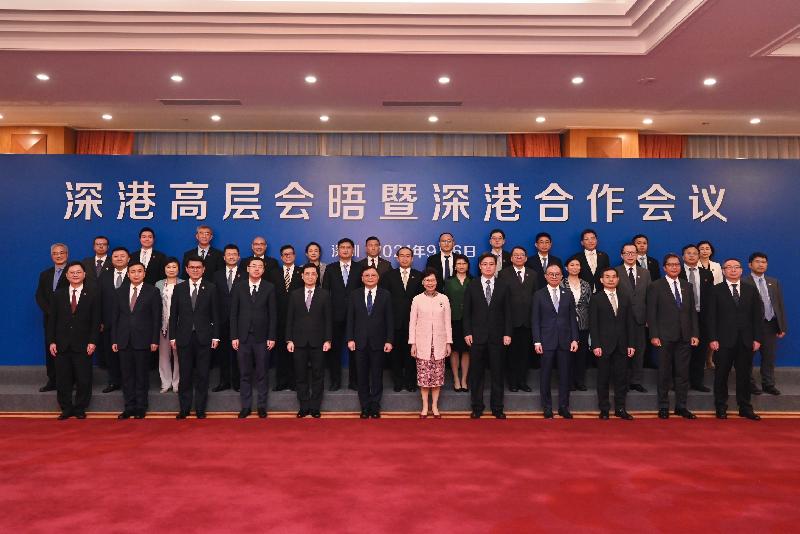 The Chief Executive, Mrs Carrie Lam, led a delegation of the Hong Kong Special Administrative Region Government to meet with the Secretary of the CPC Shenzhen Municipal Committee, Mr Wang Weizhong, and his delegation of the Shenzhen Municipal People's Government at the High-level Meeting cum Hong Kong/Shenzhen Co-operation Meeting 2021 at the Wuzhou Guest House in Shenzhen today (September 6). Photo shows Mrs Lam (front row, sixth right); Mr Wang (front row, sixth left); the Chief Secretary for Administration, Mr John Lee (front row, fifth left); the Mayor of the Shenzhen Municipal Government, Mr Qin Weizhong (front row, fifth right); and other participants after the meeting.