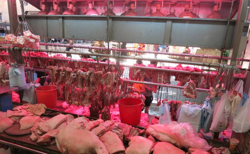 食物环境卫生署今日（九月七日）采取突击行动，在土瓜湾九龙城道及落山道打击怀疑以冰鲜肉充当新鲜肉出售的持牌新鲜粮食店。图示行动中检获的怀疑冰鲜肉。
