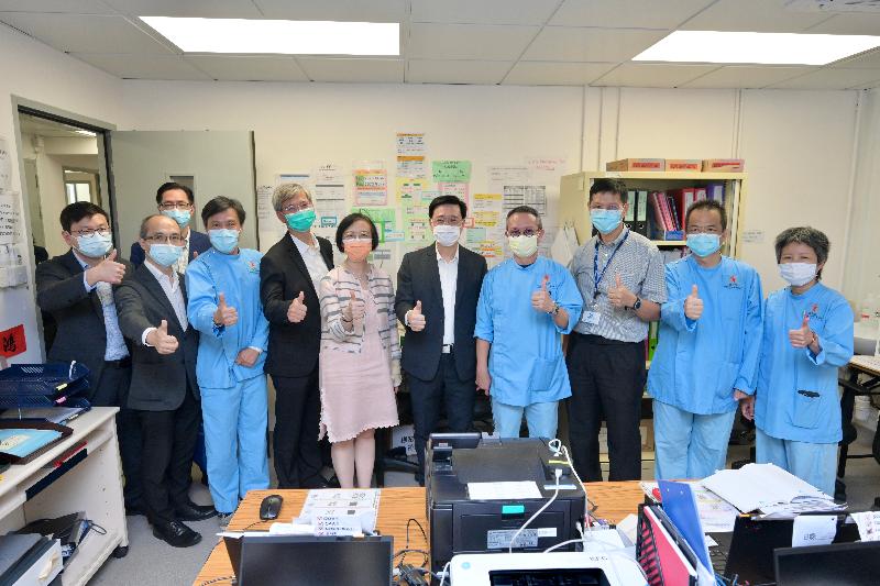 The Chief Secretary for Administration, Mr John Lee, visited Penny's Bay Quarantine Centre on Lantau Island this afternoon (September 7) to view the preparatory work for opening some of the quarantine units at the centre for foreign domestic helpers arriving in Hong Kong. Photo shows Mr Lee (fifth right); the Secretary for Labour and Welfare, Dr Law Chi-kwong (fifth left); the Secretary for Food and Health, Professor Sophia Chan (sixth left); the Commissioner for Labour, Mr Chris Sun (first left); and the Commissioner of the Civil Aid Service, Mr Lo Yan-lai (third left), showing support for the medical staff.