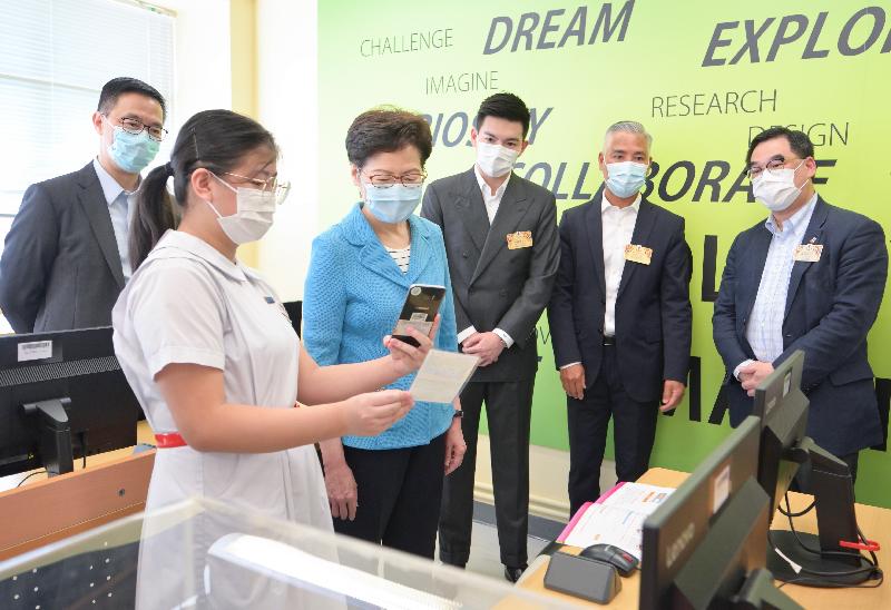 The Chief Executive, Mrs Carrie Lam, today (September 9) visited Tung Wah Group of Hospitals Lui Yun Choy Memorial College in Tseung Kwan O. Photo shows Mrs Lam (third left), accompanied by the Secretary for Education, Mr Kevin Yeung (first left), learning more about the promotion of science, technology, engineering and mathematics (STEM) education in the school.