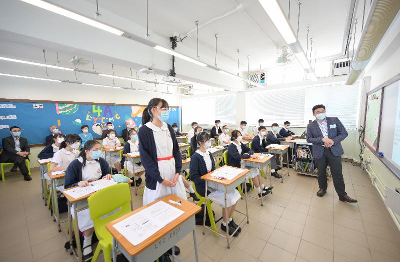The Chief Executive, Mrs Carrie Lam, today (September 9) visited Tung Wah Group of Hospitals Lui Yun Choy Memorial College in Tseung Kwan O. Photo shows Mrs Lam (back row, third left), accompanied by the Secretary for Education, Mr Kevin Yeung (back row, first left), visiting a class of Citizenship and Social Development.