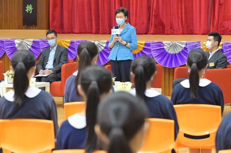The Chief Executive, Mrs Carrie Lam, today (September 9) visited Tung Wah Group of Hospitals Lui Yun Choy Memorial College in Tseung Kwan O. Photo shows Mrs Lam (centre), accompanied by the Secretary for Education, Mr Kevin Yeung (left), listening to views and suggestions of students on the upcoming Policy Address.