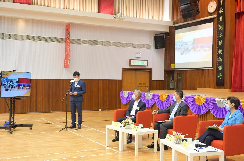 The Chief Executive, Mrs Carrie Lam, today (September 9) visited Tung Wah Group of Hospitals Lui Yun Choy Memorial College in Tseung Kwan O. Photo shows Mrs Lam (first right), accompanied by the Secretary for Education, Mr Kevin Yeung (second right), listening to views and suggestions of students on the upcoming Policy Address.