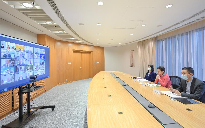 The Chief Executive, Mrs Carrie Lam (centre), today (September 9) met with some 30 local and overseas members of the Research Group, the Research Assessment Exercise Group and the Panels under the University Grants Committee through video conferencing.