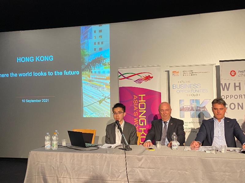 署理香港駐歐洲聯盟特派代表蔡禧揚（左）九月十日（比謝列時間）在阿普利亞區的比謝列舉辦的商務研討會上，向意大利企業家介紹香港商業機遇。